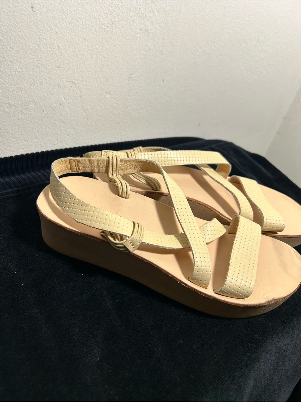 Olukai Comfort Cross-Strap Sandals in Light Yellow Sz 8 - Picture 6 of 10